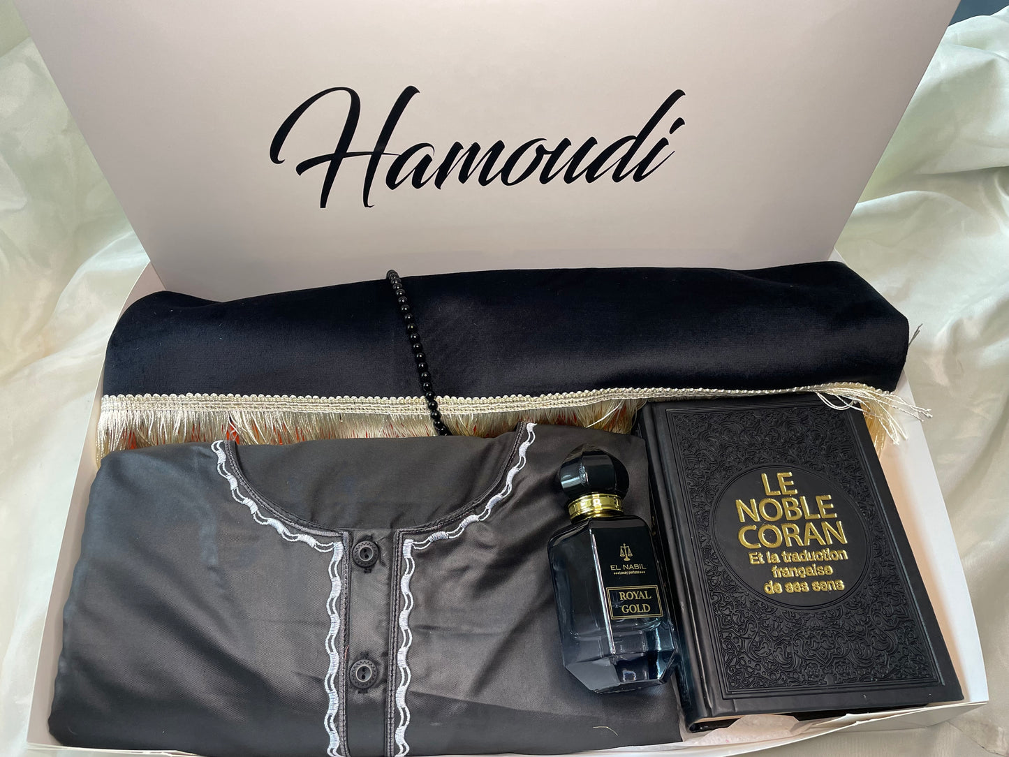 Coffret de Prière Personnalisé Homme – Tapis Brodé, Qamis, Tasbih, Musc Nabil & Coran