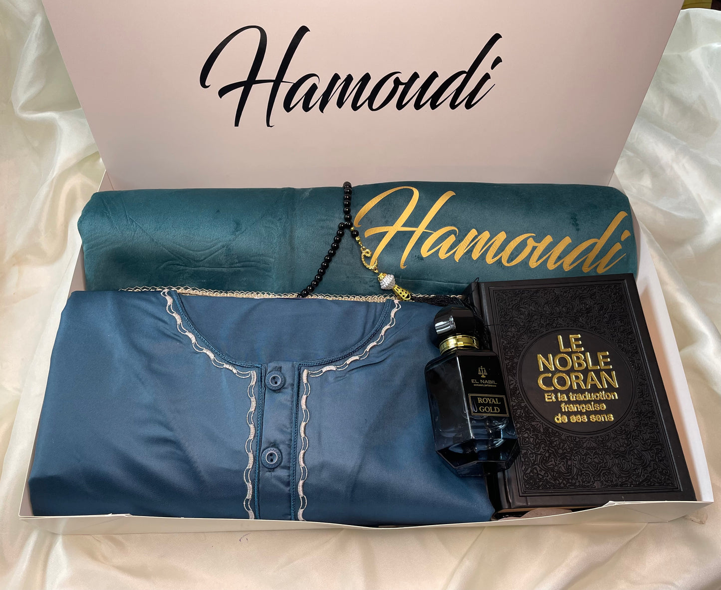 Coffret de Prière Personnalisé Homme – Tapis Brodé, Qamis, Tasbih, Musc Nabil & Coran