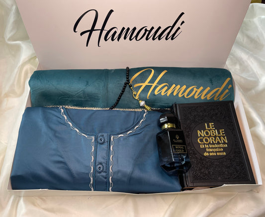 Coffret de Prière Personnalisé Homme – Tapis Brodé, Qamis, Tasbih, Musc Nabil & Coran