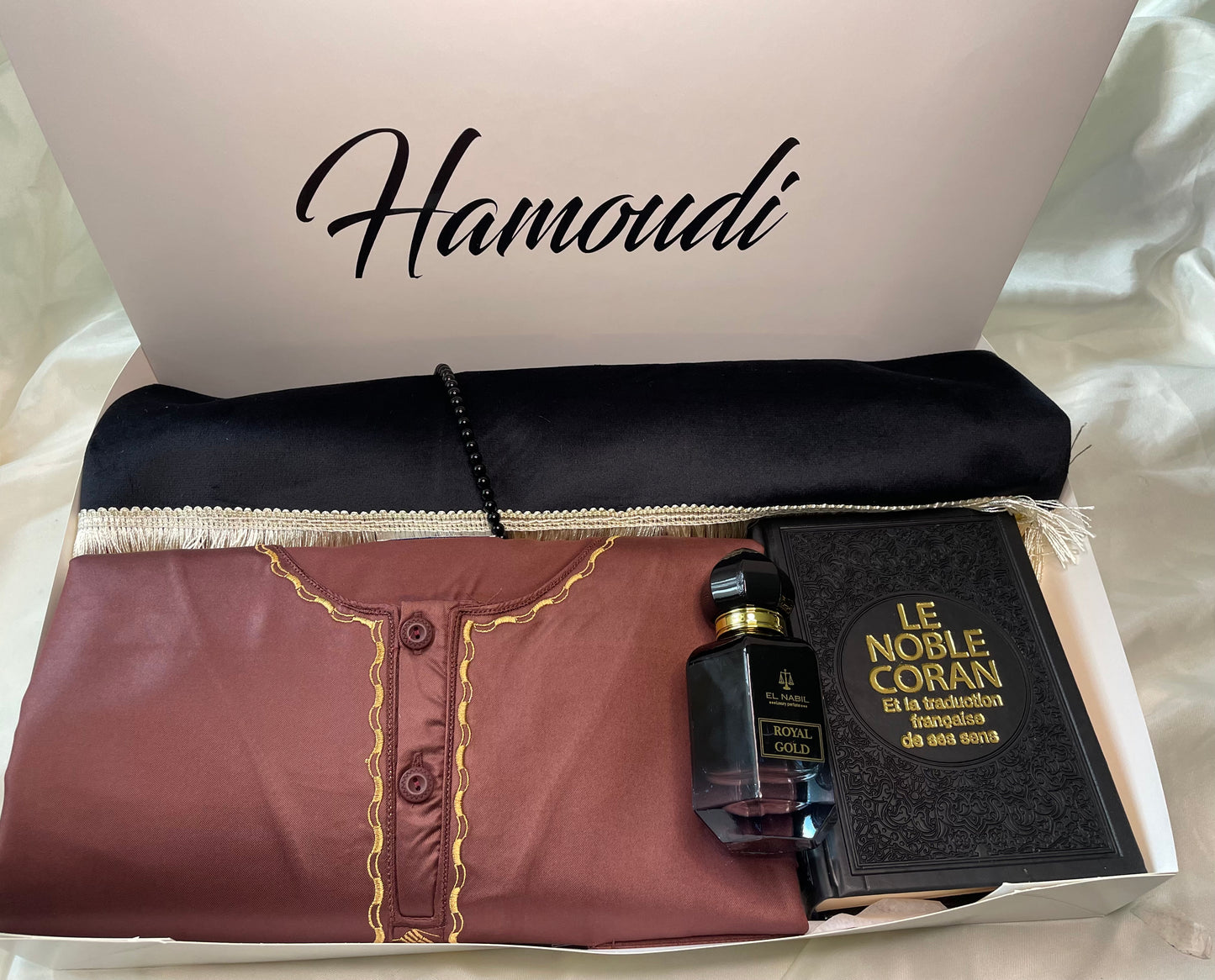 Coffret de Prière Personnalisé Homme – Tapis Brodé, Qamis, Tasbih, Musc Nabil & Coran