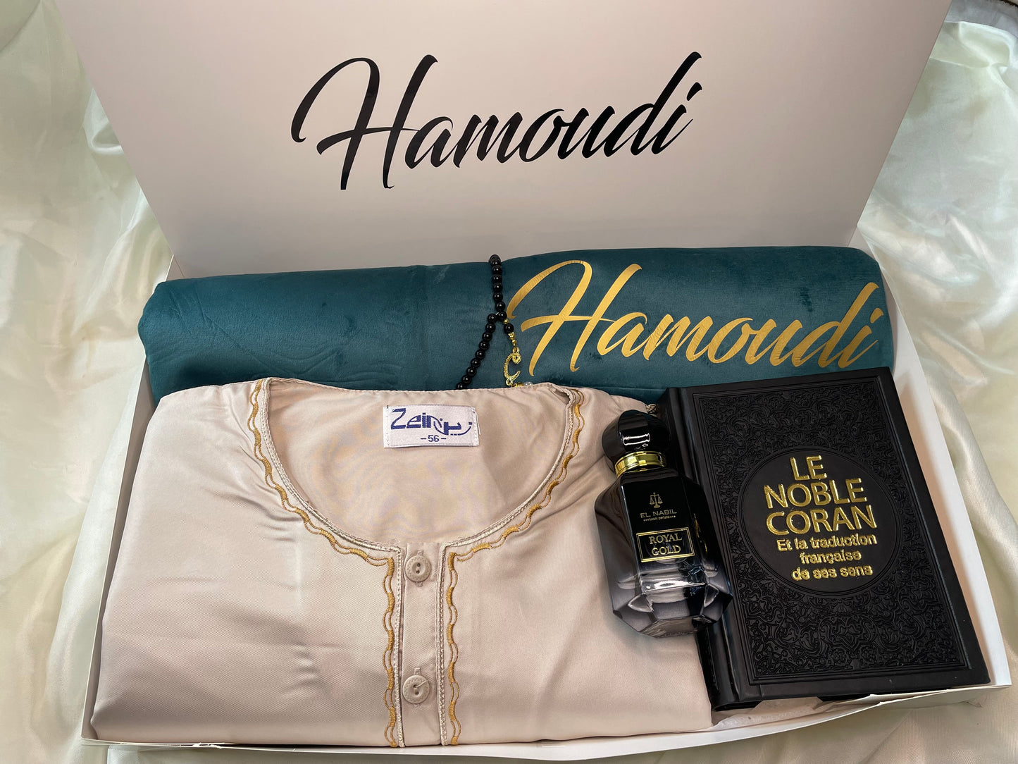 Coffret de Prière Personnalisé Homme – Tapis Brodé, Qamis, Tasbih, Musc Nabil & Coran