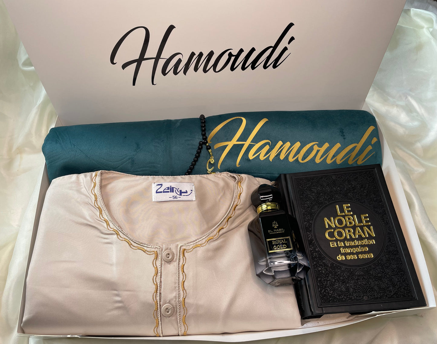 Coffret de Prière Personnalisé Homme – Tapis Brodé, Qamis, Tasbih, Musc Nabil & Coran