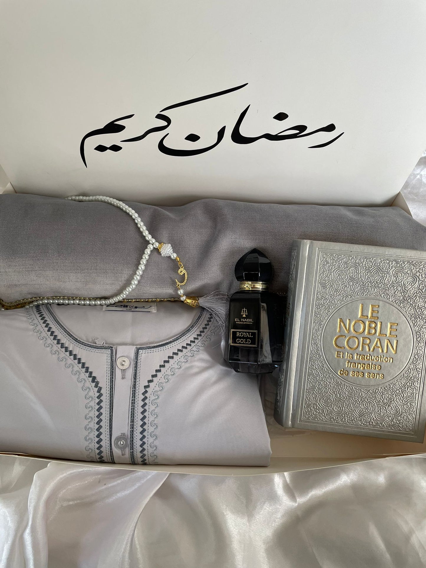 Coffret de Prière Personnalisé Homme – Tapis Brodé, Qamis, Tasbih, Musc Nabil & Coran