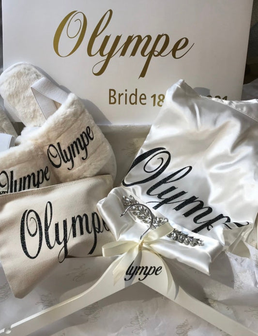 Coffret Mariée Personnalisé – Peignoir Satin, Nuisette, Ceinture Diamant & Accessoires Élégants