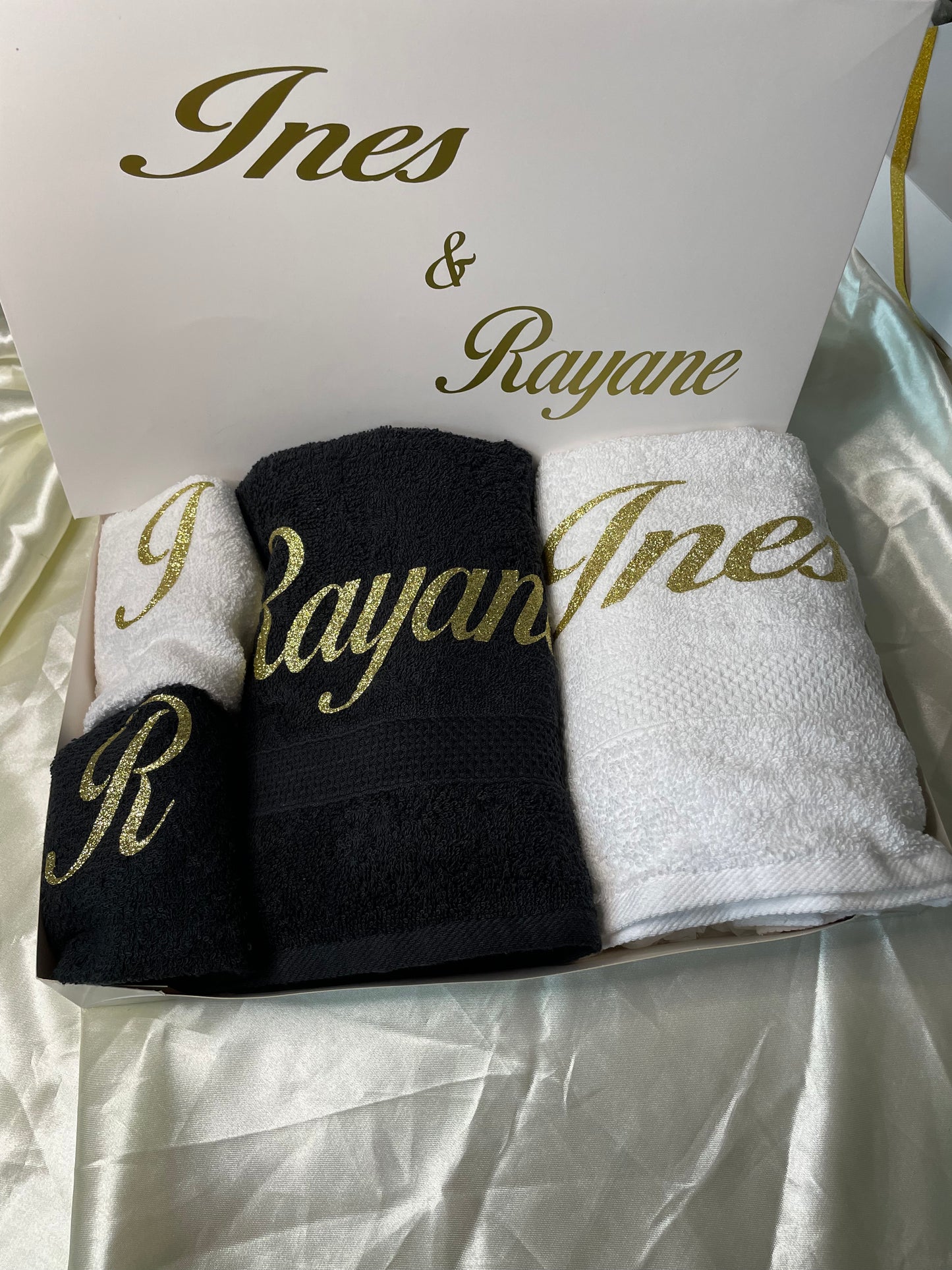 Coffret Serviettes de Bain Personnalisé – 2 Serviettes + 2 Gants + Boîte Cadeau Brodée