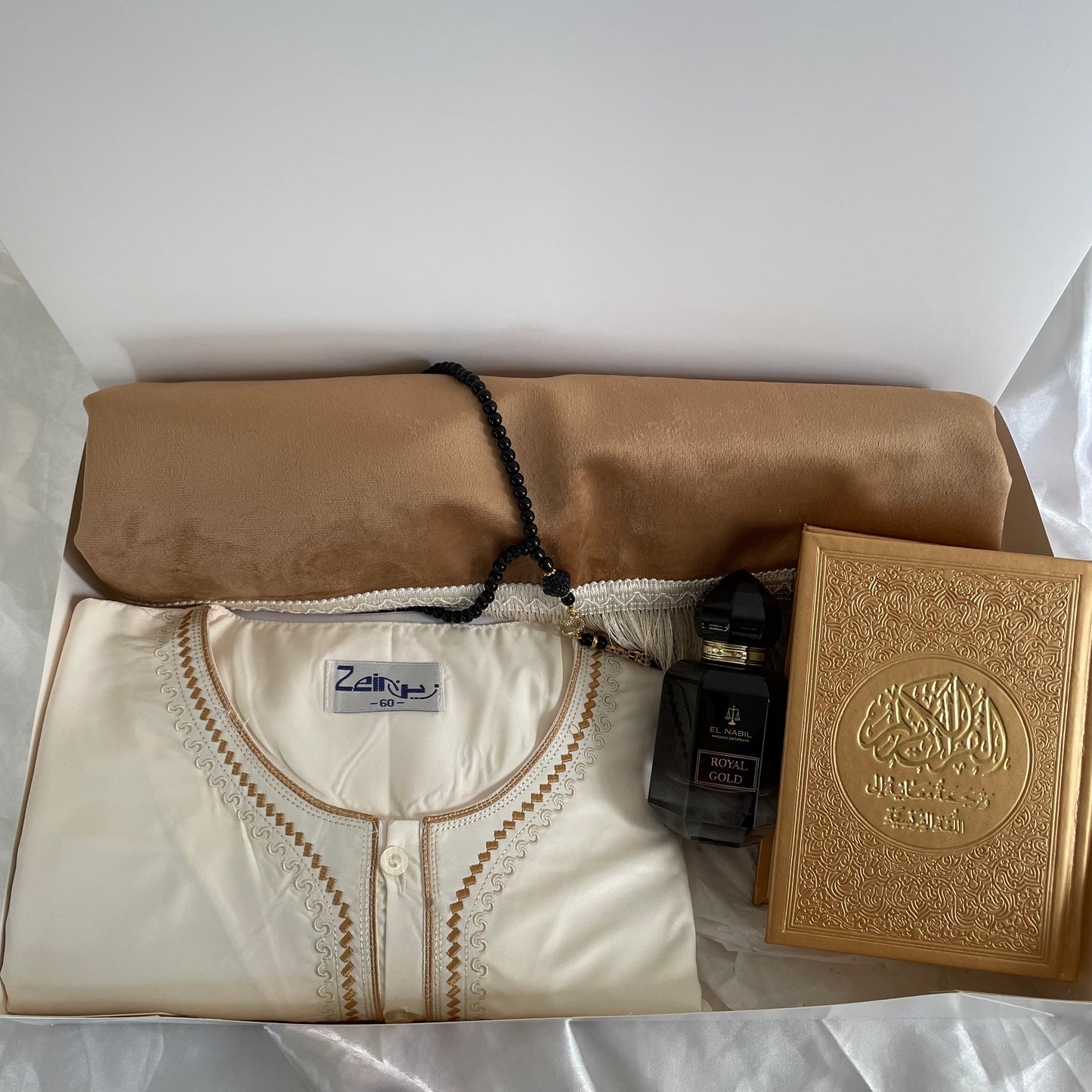 Coffret de Prière Personnalisé Homme – Tapis Brodé, Qamis, Tasbih, Musc Nabil & Coran
