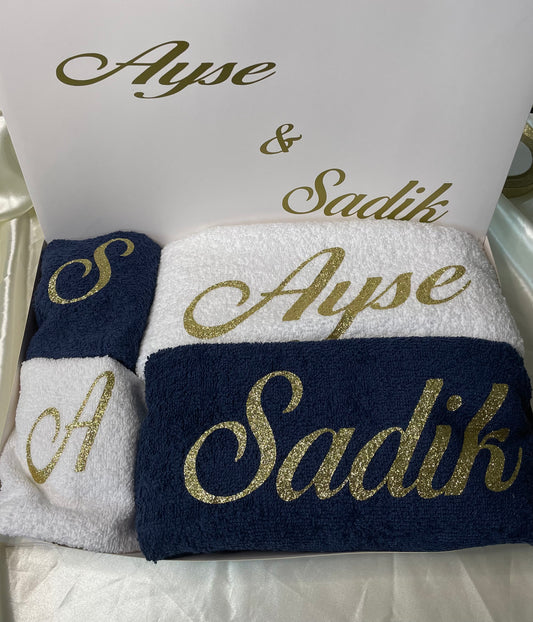 Coffret Serviettes de Bain Personnalisé – 2 Serviettes + 2 Gants + Boîte Cadeau Brodée