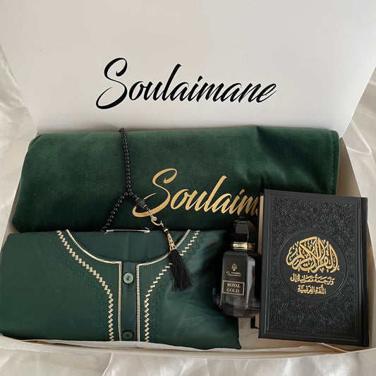 Coffret de Prière Personnalisé Homme – Tapis Brodé, Qamis, Tasbih, Musc Nabil & Coran