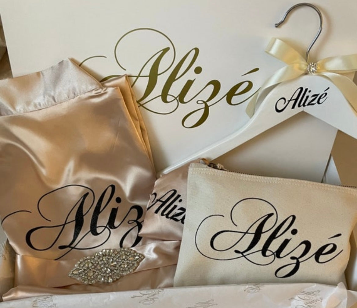 Coffret Mariée Personnalisé – Peignoir Satin, Nuisette, Ceinture Diamant & Accessoires Élégants