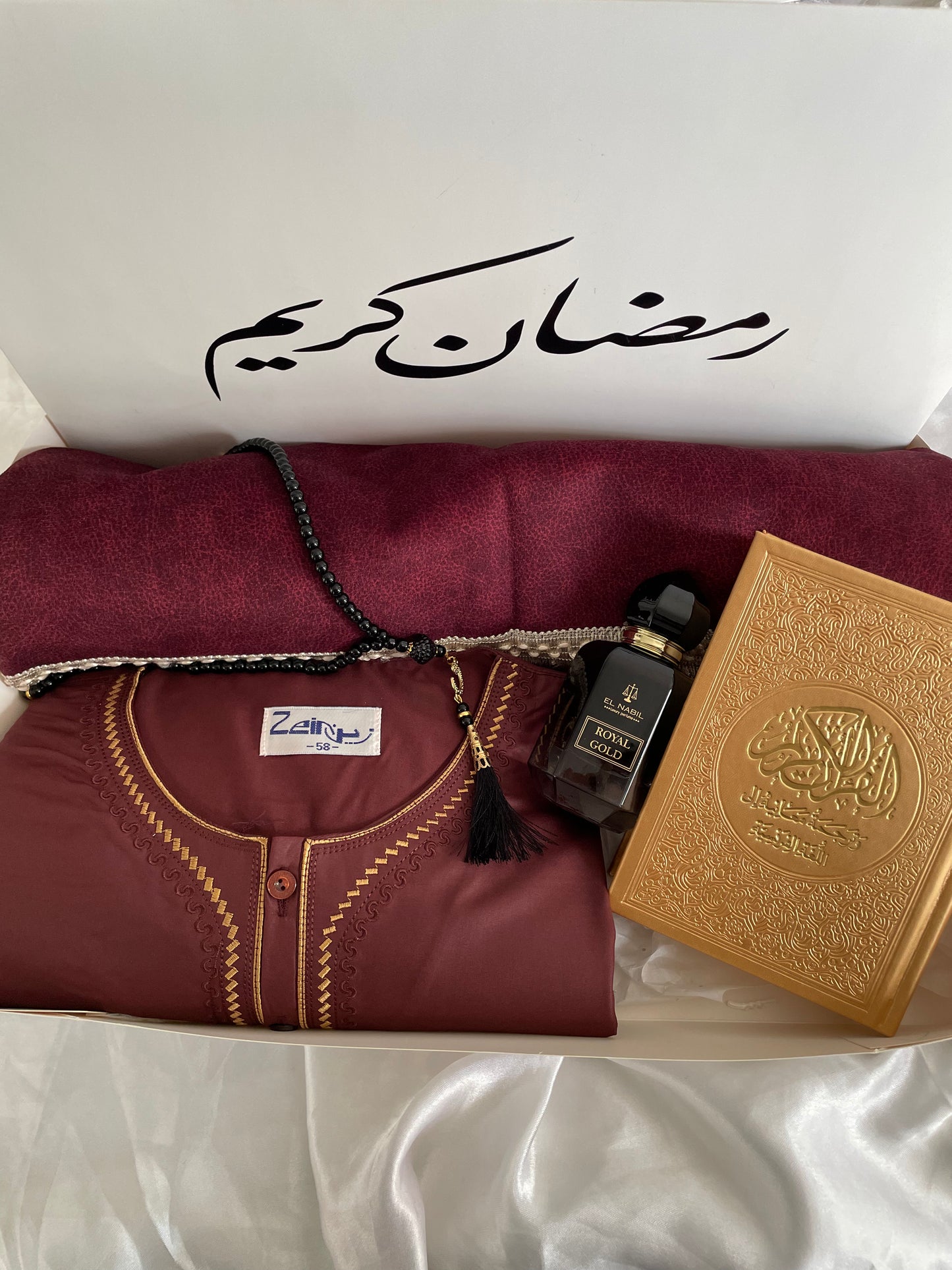 Coffret de Prière Personnalisé Homme – Tapis Brodé, Qamis, Tasbih, Musc Nabil & Coran