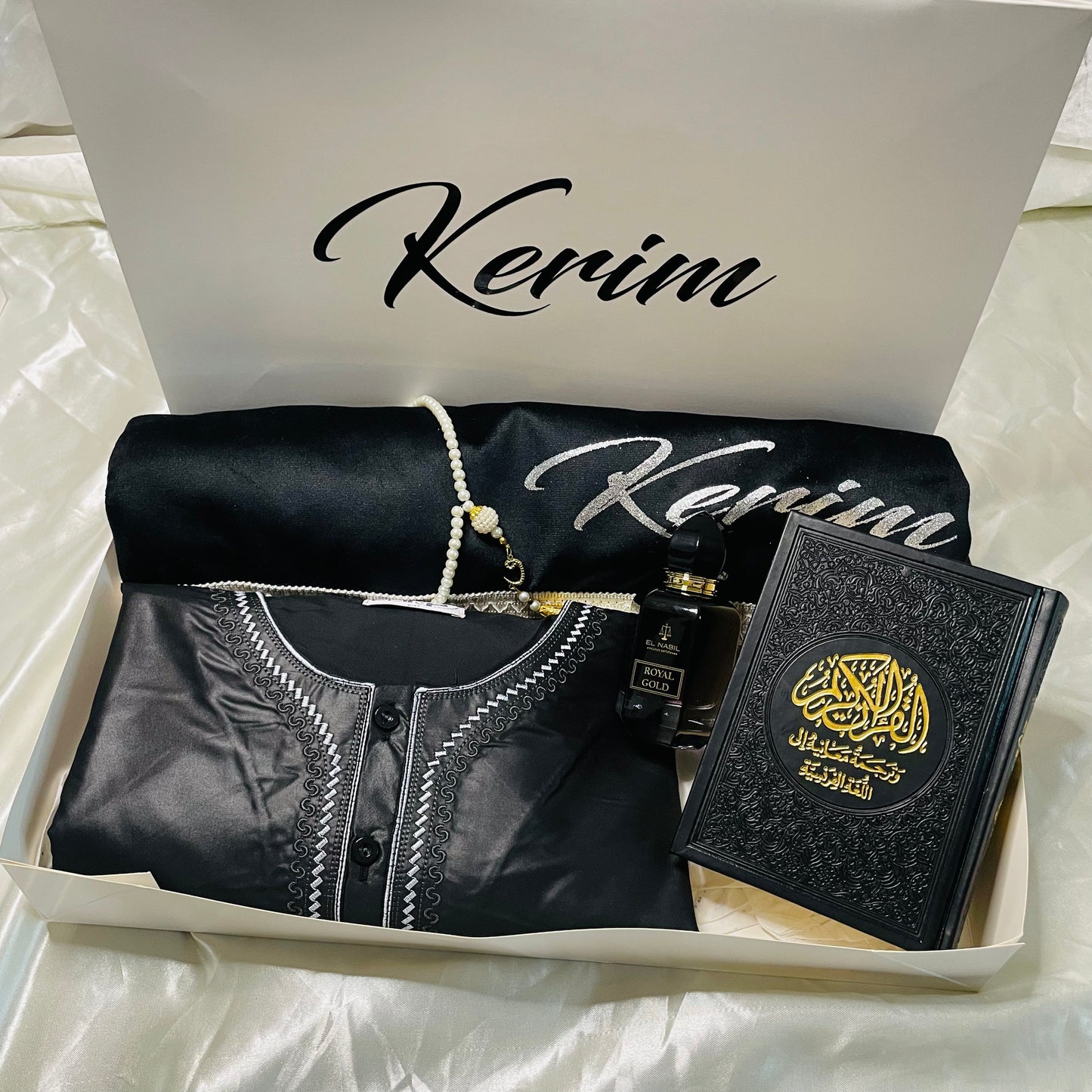 Coffret de Prière Personnalisé Homme – Tapis Brodé, Qamis, Tasbih, Musc Nabil & Coran