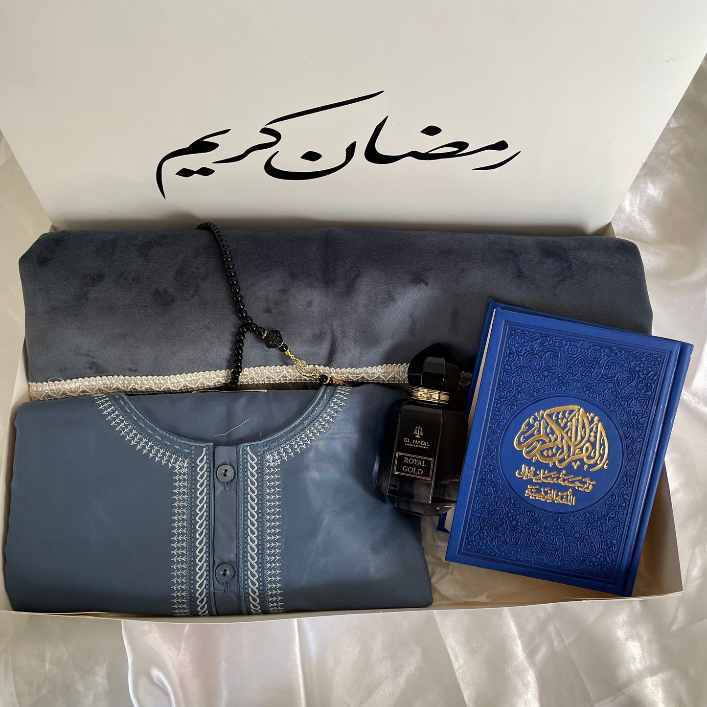 Coffret de Prière Personnalisé Homme – Tapis Brodé, Qamis, Tasbih, Musc Nabil & Coran