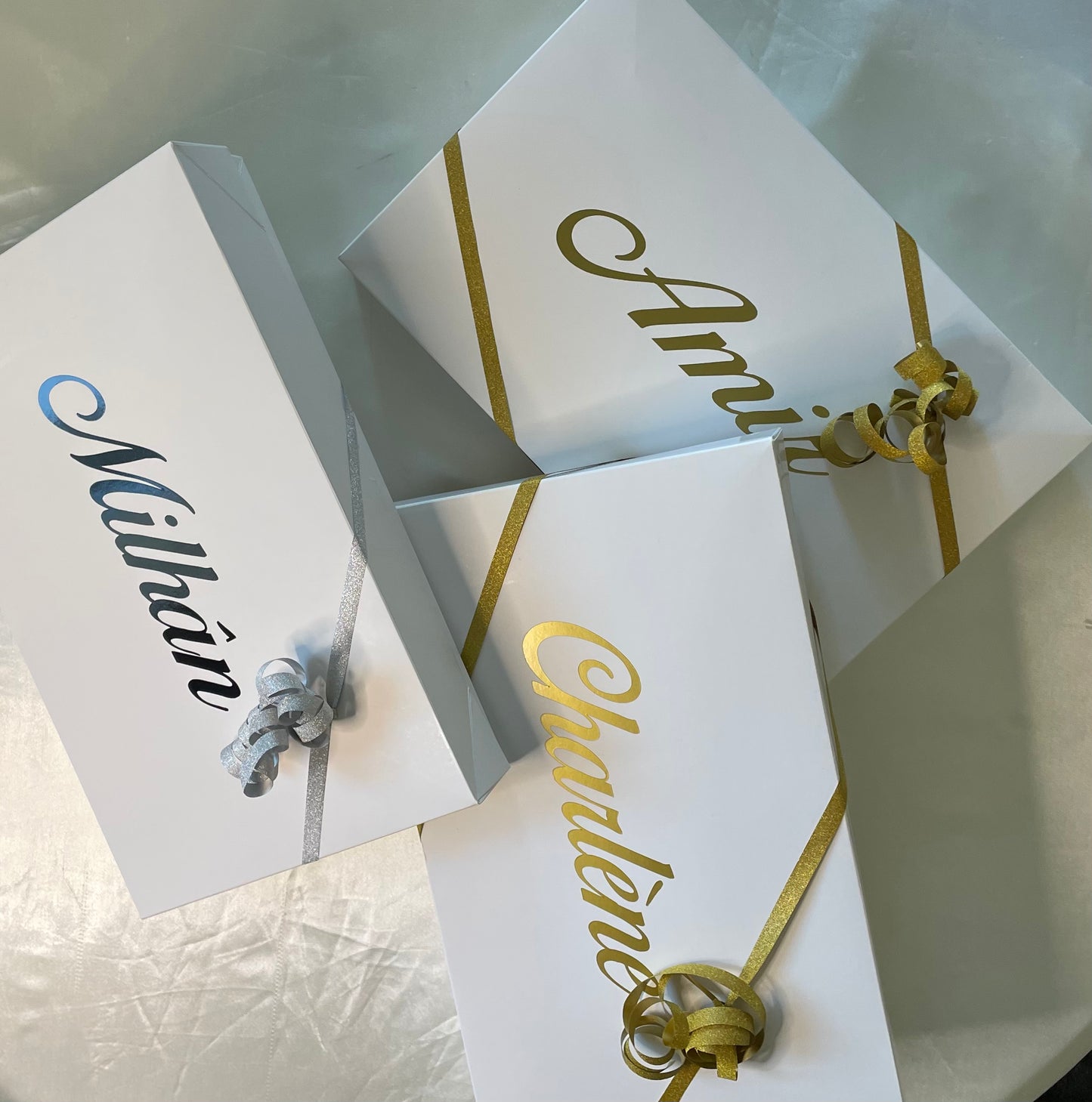 Coffret Kit de Naissance Personnalisé – Kit Bébé Complet et Brodé avec Prénom