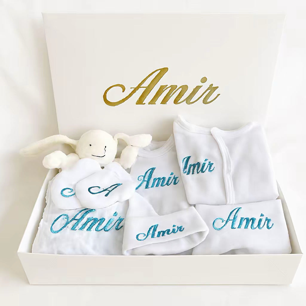 Coffret Kit de Naissance Personnalisé – Kit Bébé Complet et Brodé avec Prénom