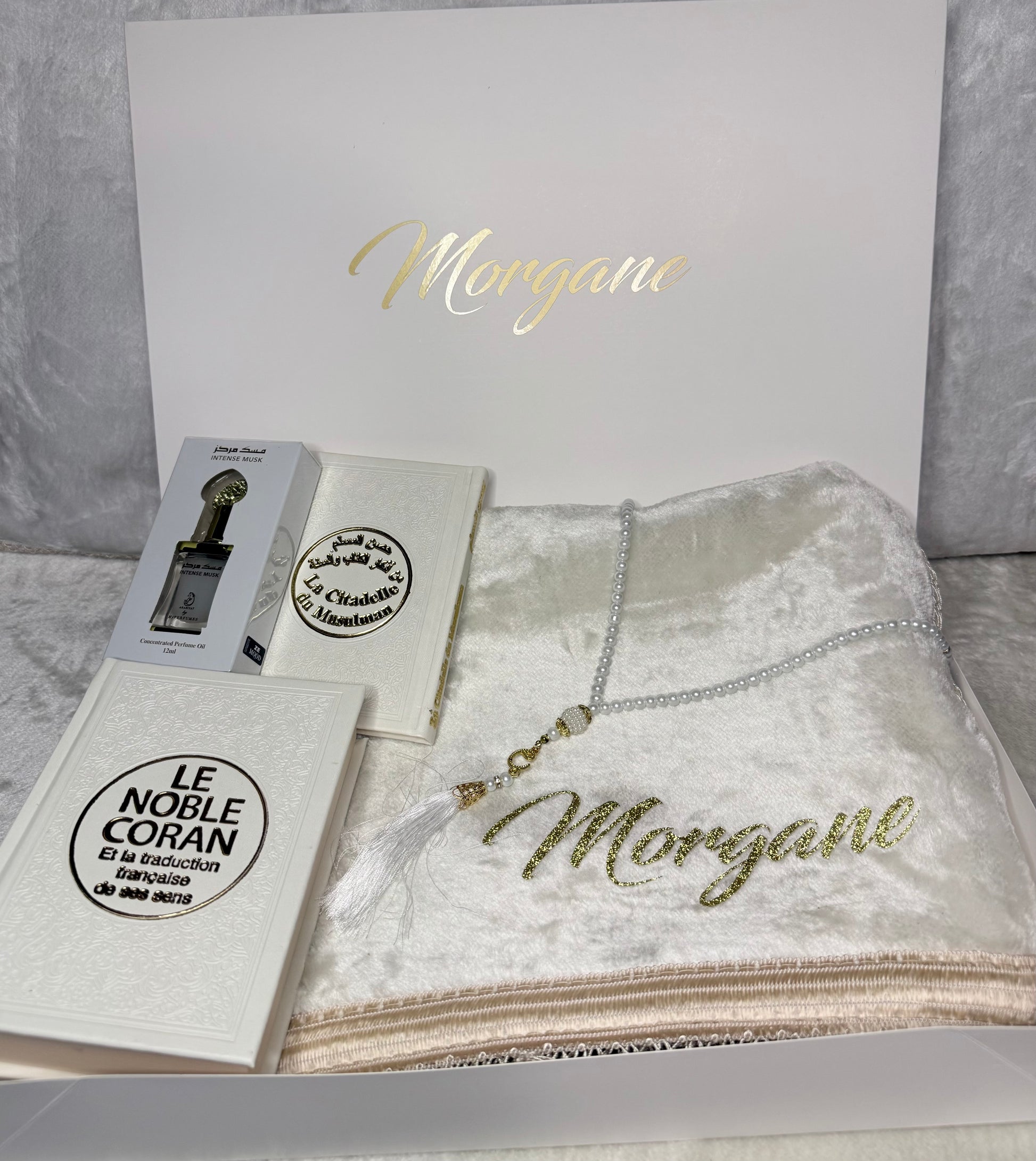 Coffret cadeau musulman de tapis de prière personnalisée et coran et citadelle et tasbih gris