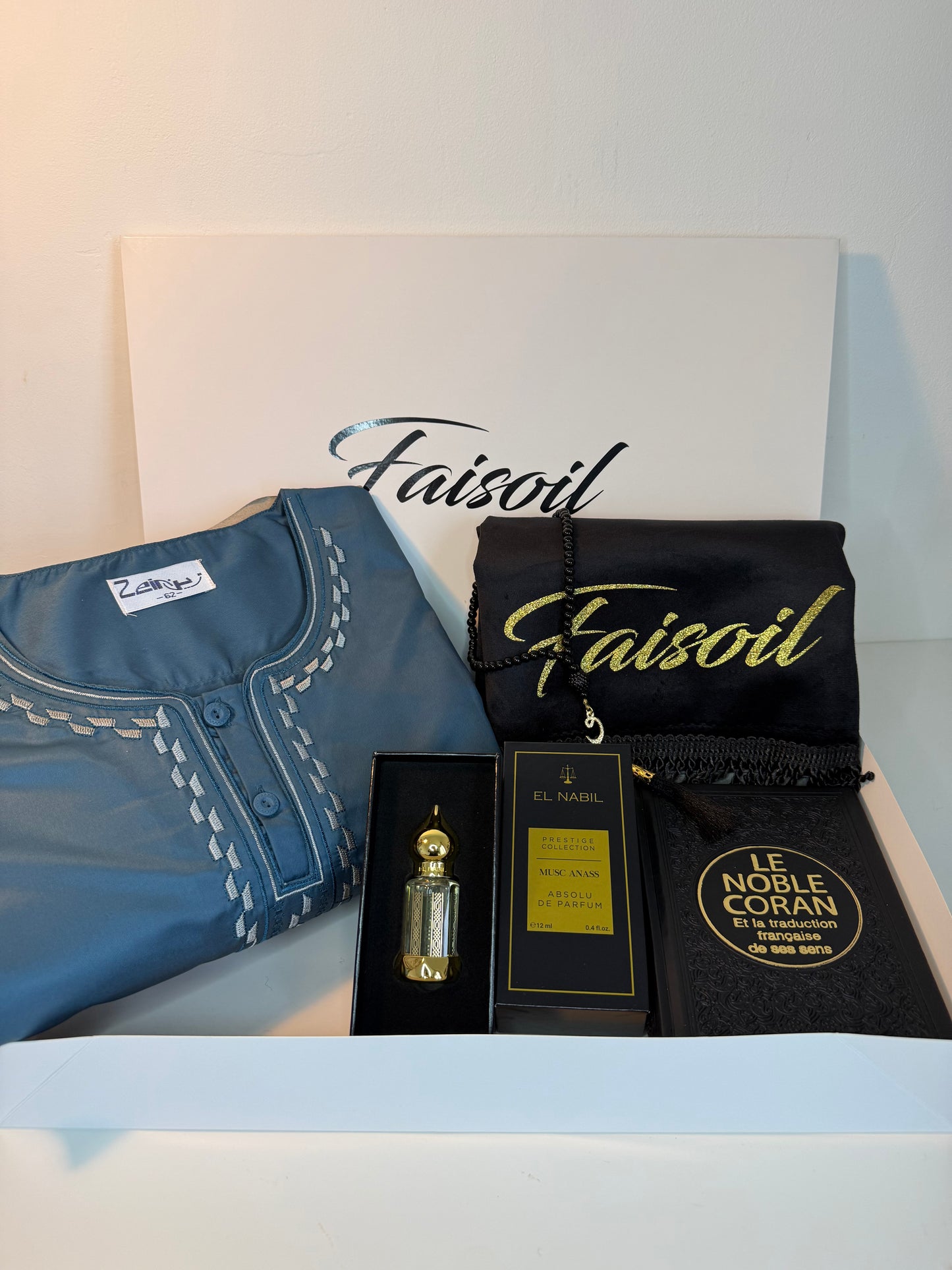 Box Cadeau Islamique Personnalisée – Tapis, Parfum, Coran & Qamis