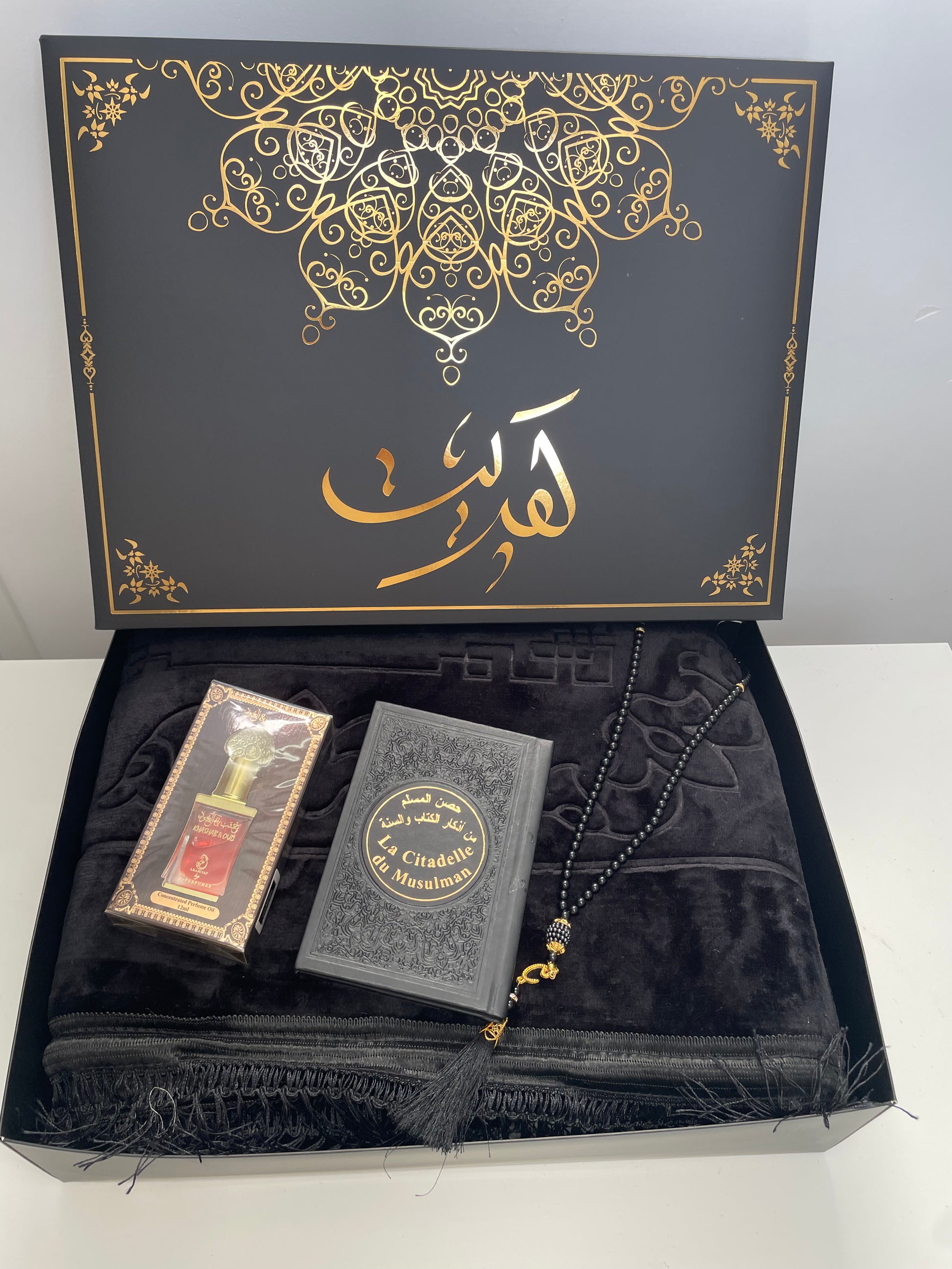 Coffret cadeau musulman  avec tapis prières noir personnalisé, tasbih et musc ,citadelle