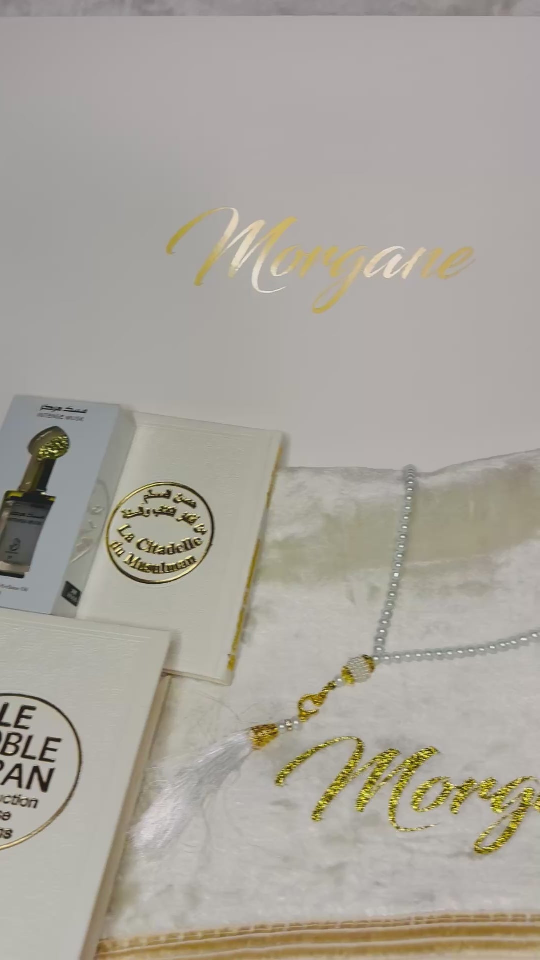 Coffret cadeau musulman de tapis de prière personnalisée et coran et citadelle et tasbih gris